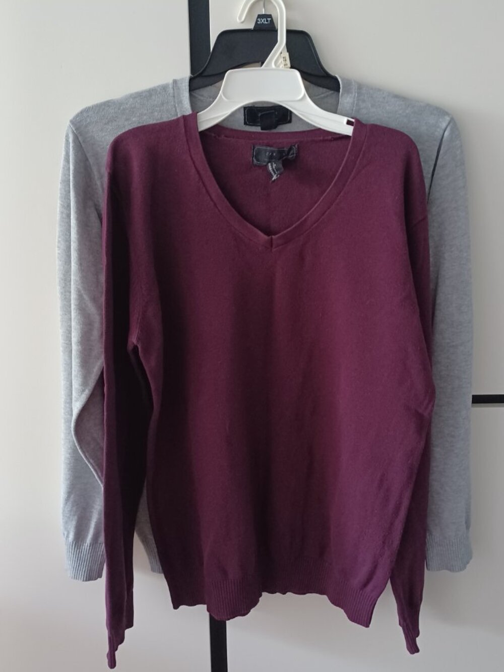 21 men an american brand gray and burgundy v-neck pullover, size L
